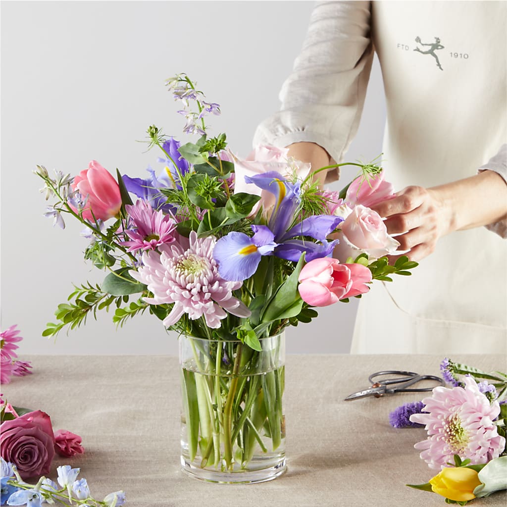 Pastel Tradition - A Florist Original – M & R FLOWER AND GIFT SHOP, Lancaster CA